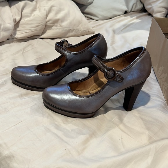 Sofft heels. Great condition worn once, unable to wear heels anymore. - Picture 2 of 11